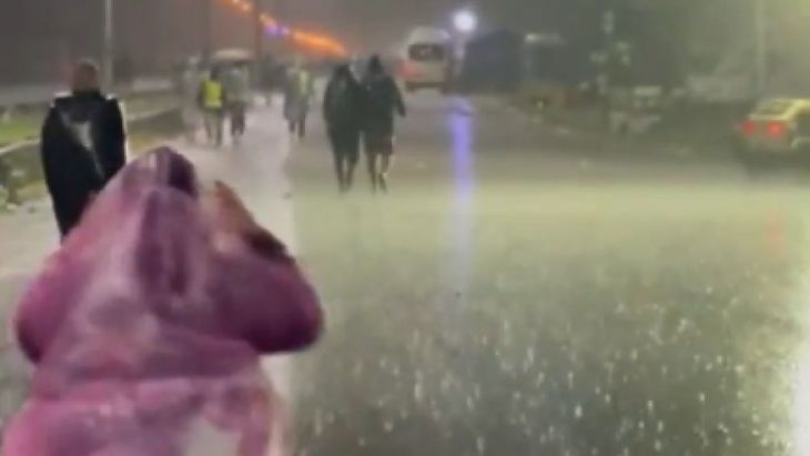 Miles de peregrinos caminaron bajo la lluvia durante la noche, sin perder la fe ni el entusiasmo. Miles de peregrinos caminaron bajo la lluvia durante la noche, sin perder la fe ni el entusiasmo.