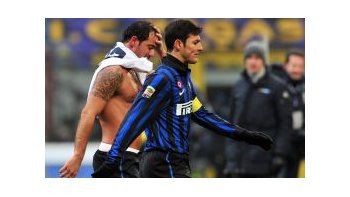El capitán enojado. Javier Zannetti deja el Giusseppe Meazza dolido tras una nueva derrota de Inter.