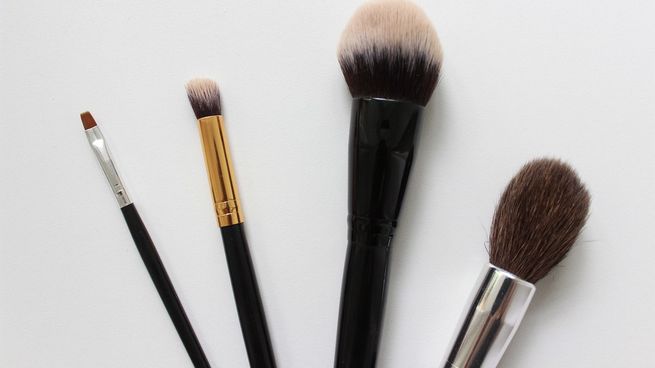 COmo limpiar correctamente tus brochas de maquillaje para una mejor higiene de tu piel.