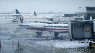 Miles de vuelos cancelados por una tormenta invernal en EEUU