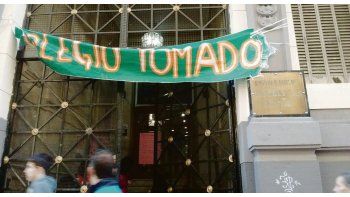 PELLEGRINI. El frente de la escuela Pellegrini que comenzó otra semana sin clases. La escuela está tomada en solidaridad con el resto ya que la reforma no le implica cambios en su currícula.