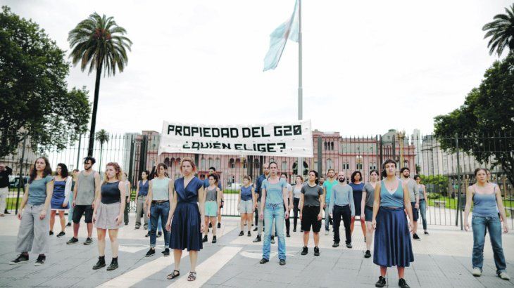 En Plaza de Mayo, un grupo de personas realizó una particular protesta con una especie de actuación.