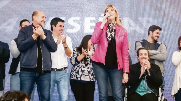 Omar Perotti y Alejandra Rodenas siguen recorriendo la provincia.