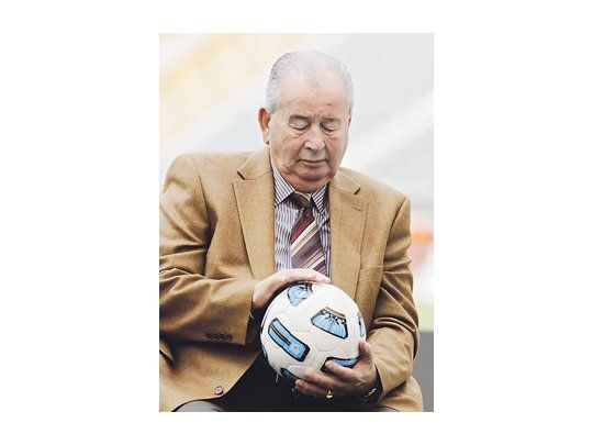 Desde 1979, Julio Grondona es el  hombre fuerte del  fútbol argentino. Supo sobrevivir a  todo  tipo de gobiernos y presiones.