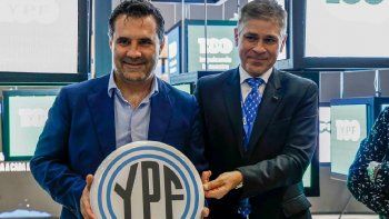 El presidente de YPF, Pablo González, y el secretario de Energía, Darío Martínez, en el stand de YPF en la AOG 2022.