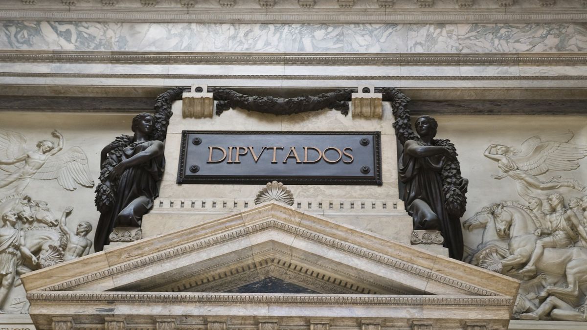 The approval of the media law is postponed until July due to the resistance of the Colorado Party to the addition of Cabildo Abierto