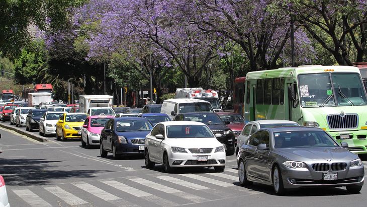 El programa Hoy No Circula busca disminuir las emisiones contaminantes al limitar la circulación de determinados vehículos según el holograma, el engomado y la terminación de las placas.