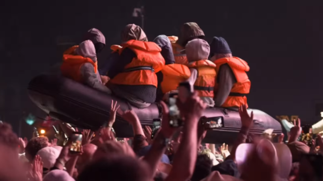 El bote apareció durante la presentación del grupo musical Idles, en el festival Glastonbury en Inglaterra.&nbsp;