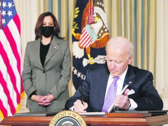 Acto. El presidente Joe Biden firmó el decreto en su despacho acompañado por la vicepresidenta Kamala Harris.