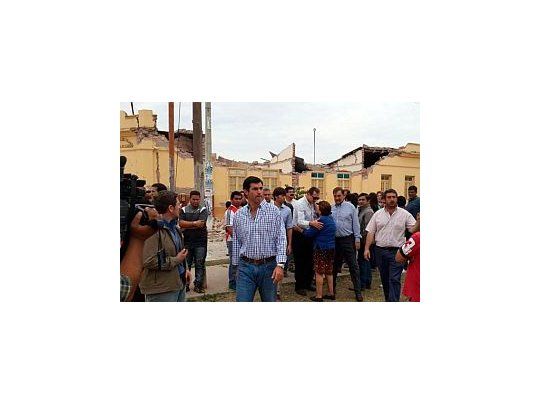El gobernador salteño Juan Manuel Urtubey recorrió la zona afectada por el temblor.