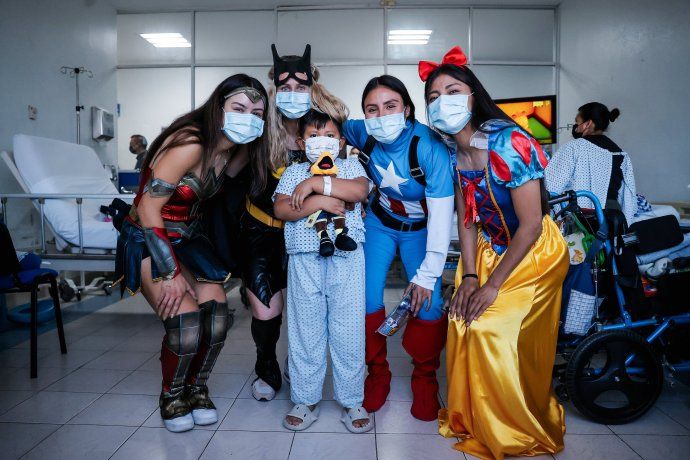 Nancy Antonio se convirtió en Blanca Nieves, Sandra Panos canalizó a Batgirl, Scarlett Camberos se transformó en Mujer Maravilla, y Karen Luna representó a Capitán America. Las jugadoras de América femenil también fueron partícipes de este loable gesto.