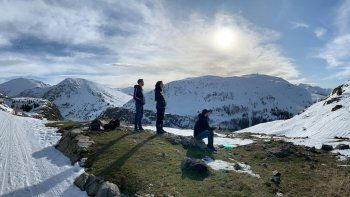 Un alto para apreciar la vista desde las alturas después de una larga caminata por la montaña&nbsp;