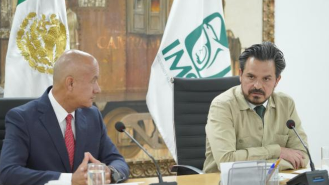 Jesús Esteva y Zoé Robledo firman acuerdo.
