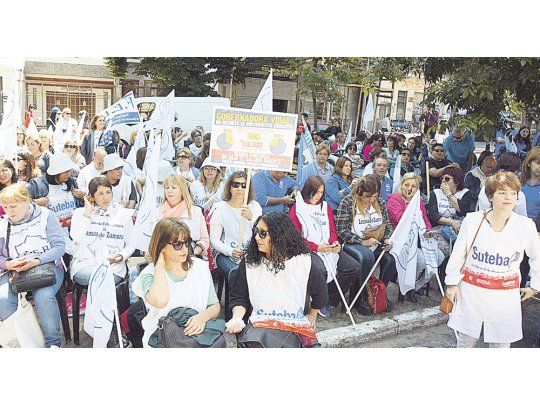 Protesta. Ayer el Frente Gremial protagonizó una sentada frente al virtual Ministerio de Educación, en reclamo de la reapertura paritaria.