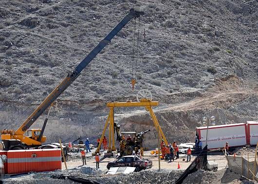 El equipo de rescate trabaja antes de comenzar a sacar a los mineros.