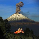 En 1994, tras una fuerte explosión, se reactiva, tras casi 70 años de reposo, el volcán Popocatépetl. En 1994, tras una fuerte explosión, se reactiva, tras casi 70 años de reposo, el volcán Popocatépetl.