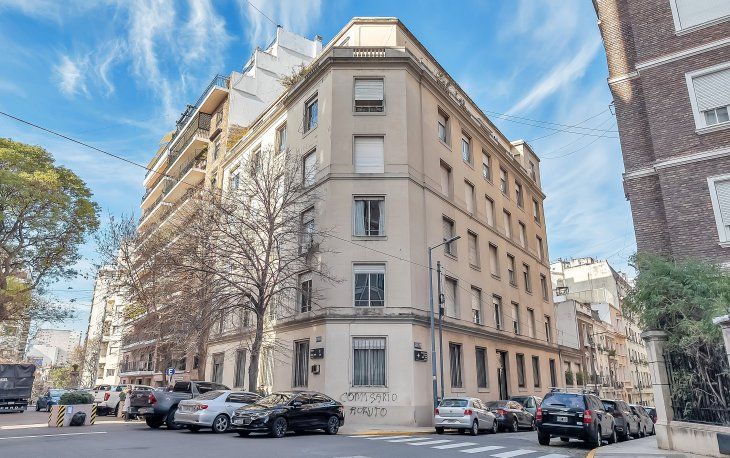 Intersección de Guido y Francisco de Vitoria, el edificio de esquina diseñado por Alejandro Bustillo, frente a la Embajada Británica, mantiene su impronta academicista y proporciones originales Intersección de Guido y Francisco de Vitoria, el edificio de esquina diseñado por Alejandro Bustillo, frente a la Embajada Británica, mantiene su impronta academicista y proporciones originales