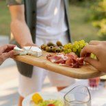 Las promociones del Especial cerveza y picada están disponibles tanto en las tiendas físicas como en su plataforma online.  Las promociones del Especial cerveza y picada están disponibles tanto en las tiendas físicas como en su plataforma online.