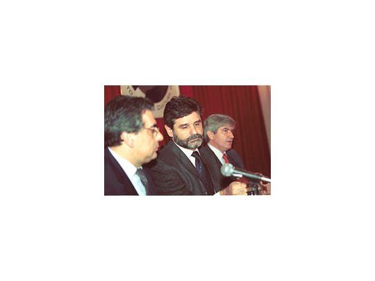 Faltó a la cita Alberto Fernández, engripado, y lo reemplazó Daniel Filmus -con Miguel Talento a la izquierda y Alberto Iribarne a la derecha- para lanzar un seminario que sumó a los grupos que harán boleta conjunta en la Capital en 2005.