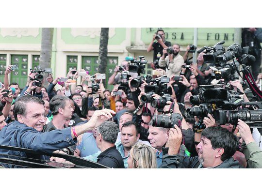 MASIVO. Una multitud saludó a Jair Bolsonaro del Partido Social Liberal (PSL), cuando acudió a votar en Río de Janeiro. La gobernación del estado homónimo quedó en manos de su aliado, el exjuez Wilson Witzel.
