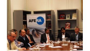 De izquierda a derecha: Fernardo Cardozo (Popular), Marcelo Almada (Misiones On Line), Humberto Romero (Época de Corrientes), Marcelo Lara (El Zonda de San Juan), Alfredo Scoccimarro (Secretario de Medios de la Nación), Francisco Fascetto (Popular) y Gustavo Isaack (Ámbito Financiero).