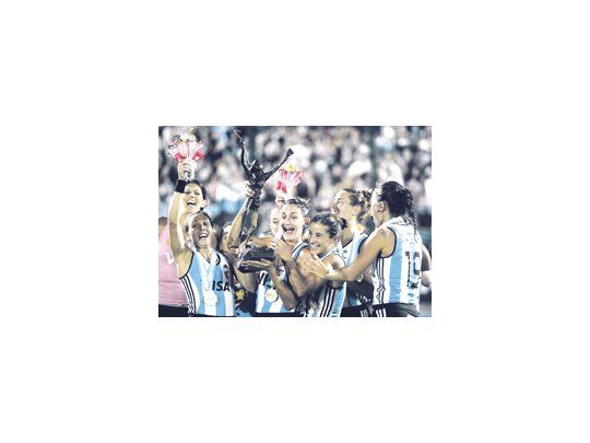 Aymar sostiene el Champions Trophy, rodeada por el resto de sus compañeras. A los 34 años, Lucha se despidió de su Rosario natal con un título inédito en terreno argentino.