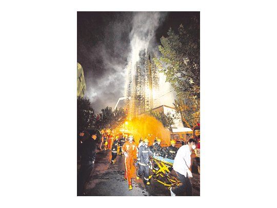Edificio bajo fuego