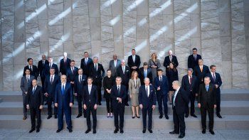 Biden y líderes de la OTAN inician primera de tres cumbres por la invasión rusa de Ucrania.