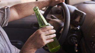 El alcohol es la causa principal de accidentes de tránsito. El alcohol es la causa principal de accidentes de tránsito.