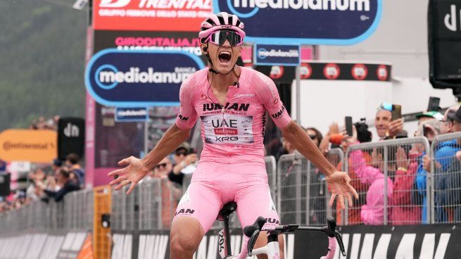 Isaac del Toro se adjudicó la 17a etapa del Giro de Italia y continúa manteniendo la Maglia Rosa.&nbsp; Por ganar esta etapa embolsa una cifra de&nbsp;11,010 euros lo que equivale a 240, 749 pesos mexicanos.&nbsp;