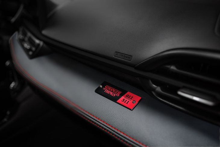 El flamante modelo ofrece calcos laterales, emblemas temáticos en el motor y el interior, tapizados con insignias especiales y una placa numerada para cada unidad. El flamante modelo ofrece calcos laterales, emblemas temáticos en el motor y el interior, tapizados con insignias especiales y una placa numerada para cada unidad.