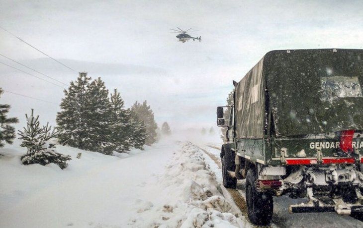 Tras 10 días varados por la nieve, los camiones cruzaron hacia Chile