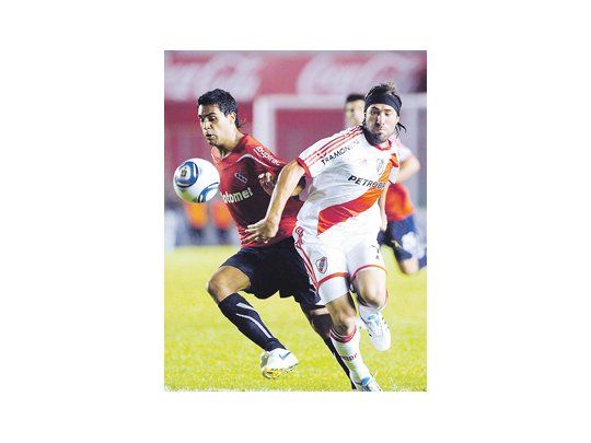 Mariano Pavone rescindió su contrato con el Betis y ahora River debe negociar con él, lo que bajaría sensiblemente su costo.