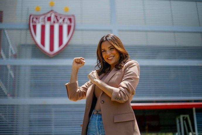 La actriz y accionista minoritaria del Club Necaxa, Eva Longoria, demostró su pasión por la escudra de Agusacalientes y sueña con traer una figura del fútbol mundial en el futuro: el francés Kylin Mbappé. La actriz y accionista minoritaria del Club Necaxa, Eva Longoria, demostró su pasión por la escudra de Agusacalientes y sueña con traer una figura del fútbol mundial en el futuro: el francés Kylin Mbappé.