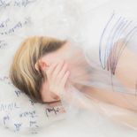 Un recorrido de nueve pulsos y respiraciones donde el cuerpo y la palabra se anudan. La artista visual y psicóloga invita a una contemplación despojada de la urgencia contemporánea, rescatando la belleza de lo que está por desaparecer. Un recorrido de nueve pulsos y respiraciones donde el cuerpo y la palabra se anudan. La artista visual y psicóloga invita a una contemplación despojada de la urgencia contemporánea, rescatando la belleza de lo que está por desaparecer.