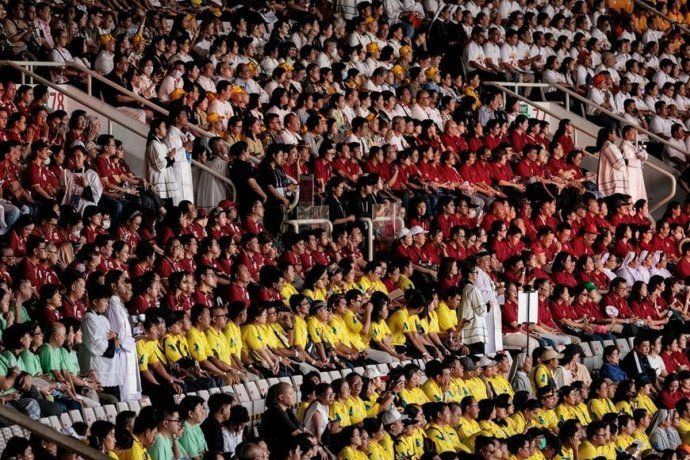 La comunidad católica en el estadio de Indonesia.