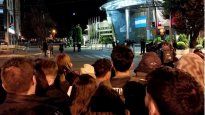 Hinchas bolivianos arrojaron fuegos artificiales en la puerta del hotel donde se hospeda la Selección Argentina