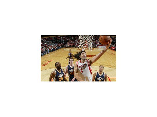 Scola volvió a ser determinante para los Rockets.