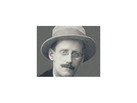 Según escribe Gordon Bowker en una biografía que aparece al cumplirse 70 años de la muerte de James Joyce, el escritor se sentía «asfixiado por el catolicismo» de su patria.