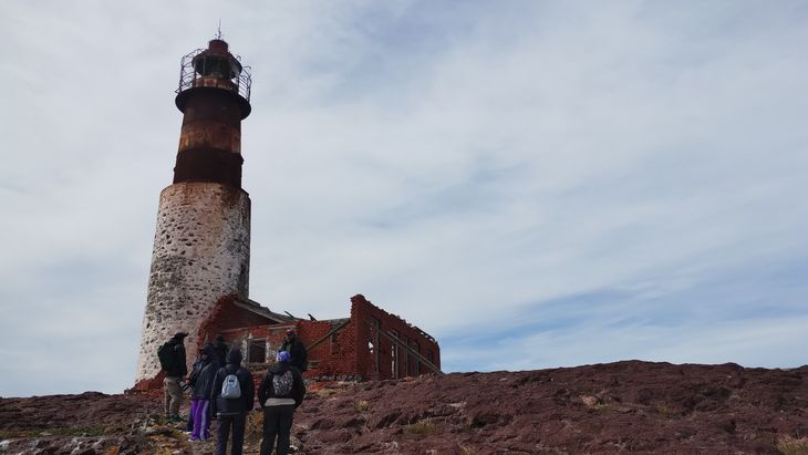 El faro de isla sigue activo en la actualidad y se alimenta con energía solar. El faro de isla sigue activo en la actualidad y se alimenta con energía solar.