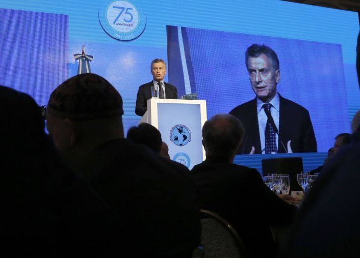 Macri a empresarios: Ustedes deben ser los primeros en dar el ejemplo, en romperse el traste (foto 1)