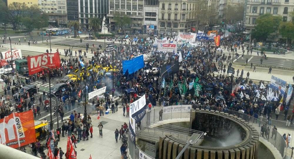 Masiva Marcha Federal en Plaza de Mayo contra ajuste y despidos (foto 7)