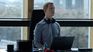 Jeremy Strong como Mark Zuckerberg en El poder de la red