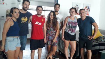 Varados. Roc&iacute;o y Mart&iacute;n, a la izquierda de la foto, junto a un grupo de argentinos que esperan viajar de Per&uacute; a la Argentina.