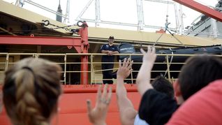 Desembarcan una decena de tripulantes del Irízar por covid