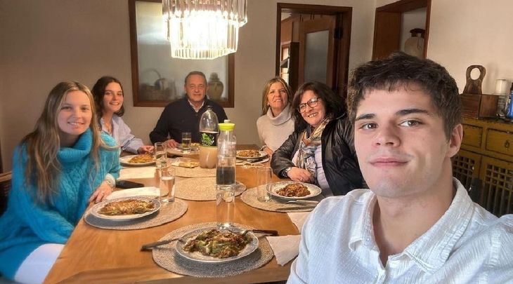 Álvaro Delgado and his family having lasagna lunch on the Sunday of the internal elections.
