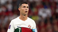 Cristiano Ronaldo condenado a 99 latigazos por abrazar a una mujer en Irán.