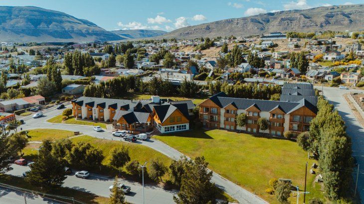 En pleno centro de la villa turística, Mirador del Lago Hotel se presenta como una opción estratégica para combinar comodidad y acceso a la oferta gastronómica y comercial de El Calafate.