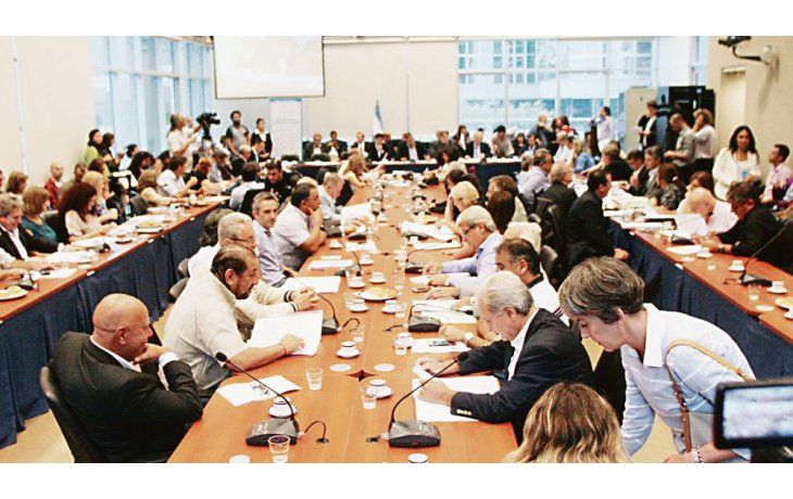 ámbito.com | Plenario. Stolbizer rechazó el dictamen del oficialismo para reformar la ley de ART. El Frente Renovador de Sergio Massa firmó el despacho de la Casa Rosada. Grietas internas en todos los bloques en reapertura de Diputados.