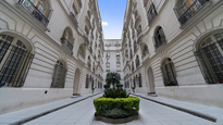 Vista interna de los patios del imponente Palacio de los Patos. En un mercado inmobiliario que cambia, este tipo de construcciones conserva un atractivo difícil de replicar